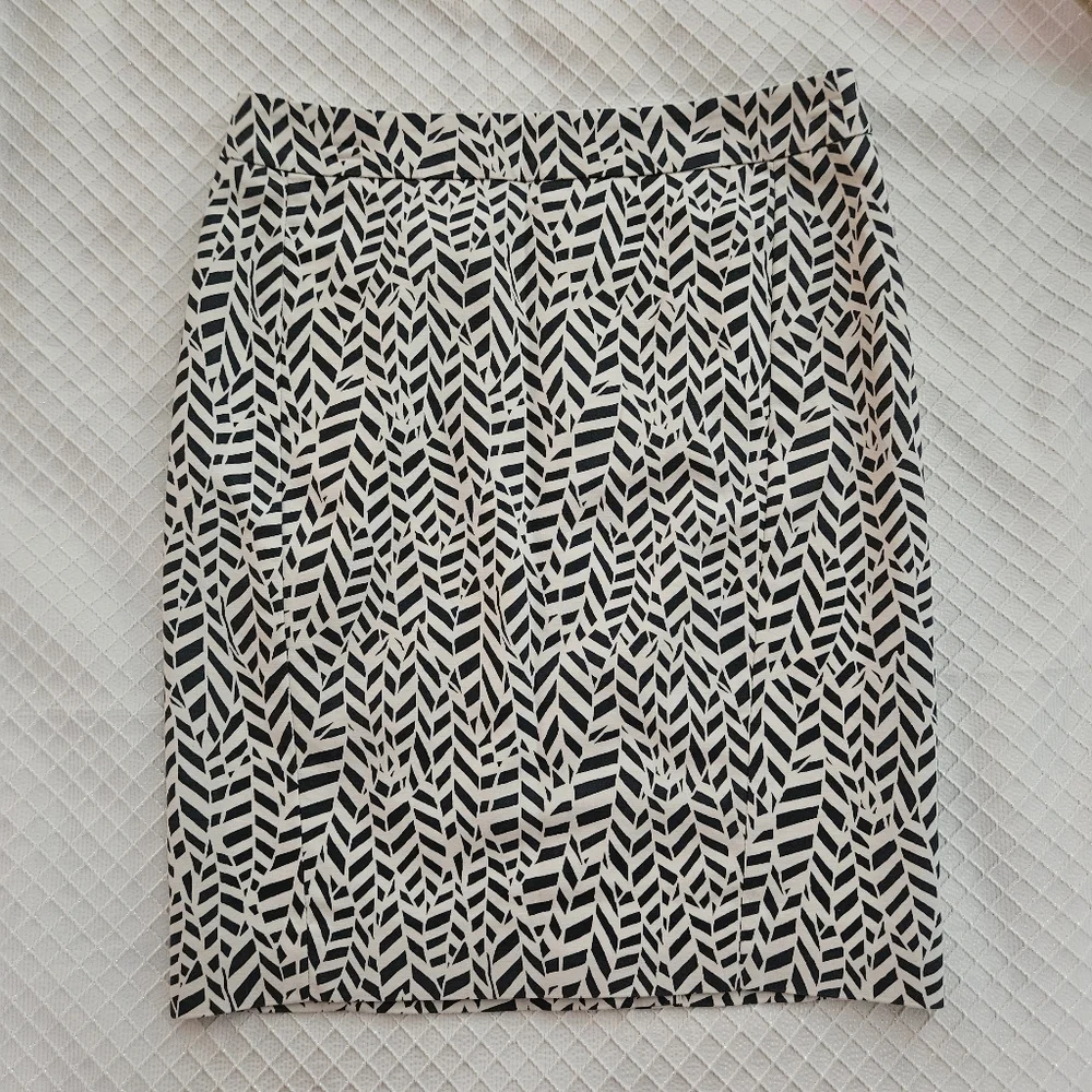 LOFT Petite Gray & White Pattern Pencil Skirt - Picture 1 of 7